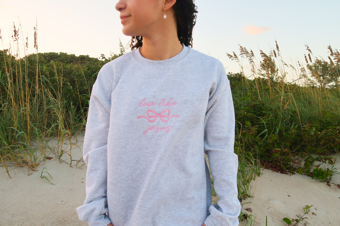 LOVE LIKE JESUS EMBROIDERY PINK BOW CREWNECK | GRAY CREW COLOR